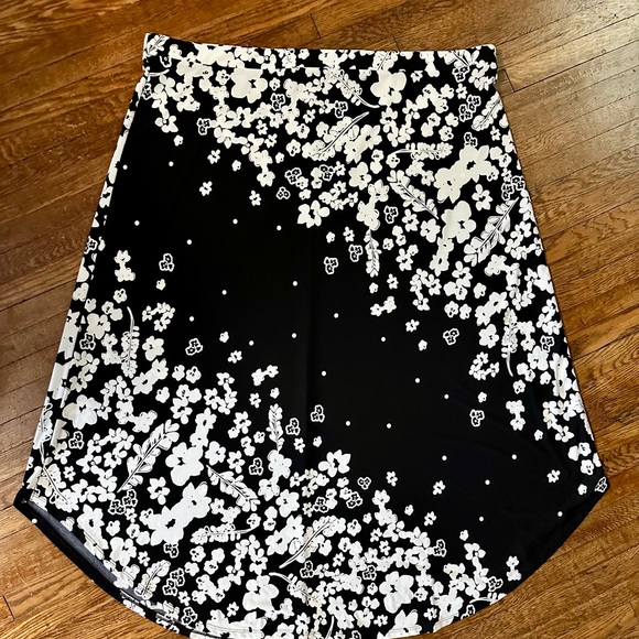 Chico's Diagonal Black and White Floral Skirt Pull On Flowing Size 4 XXL 20 - Picture 2 of 7